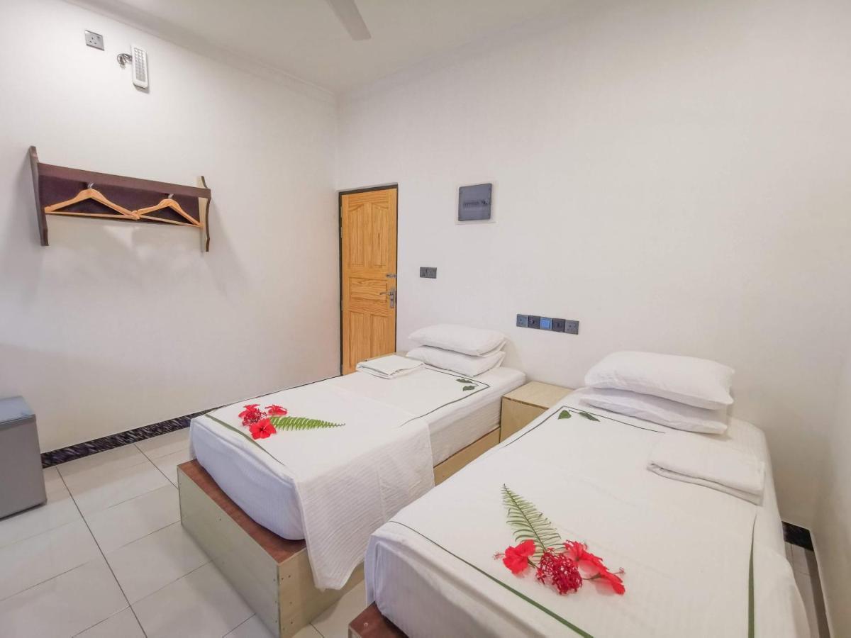 Sky Inn Thoddoo Exterior foto