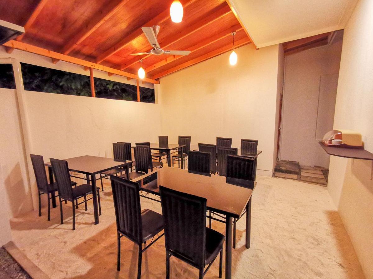 Sky Inn Thoddoo Exterior foto